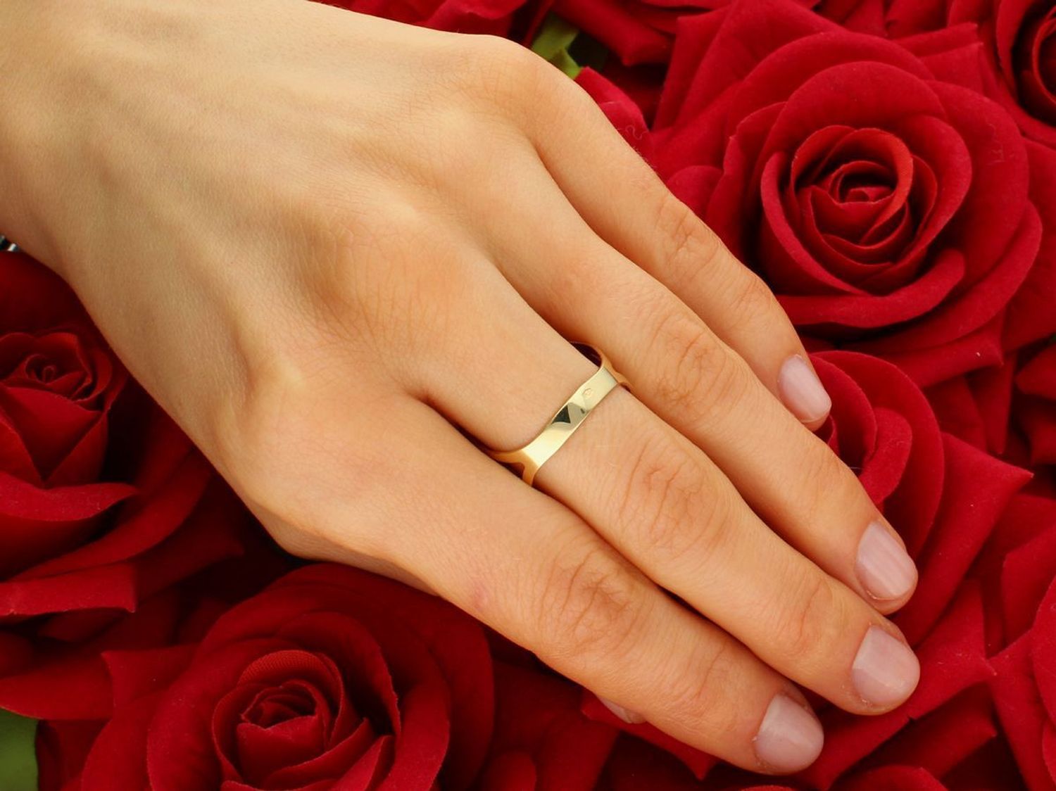 Złoty pierścionek szeroki z czerwoną emalią próba 585, PI 1897B. Szeroki złoty pierścionek z czerwoną emalią to biżuteria, która łączy elegancję złota, tworząc wyjątkowy i nowoczesny design. 1.jpg